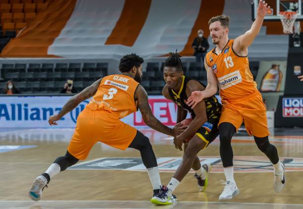 双方球员在 双方球员在